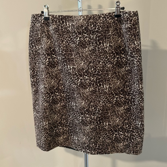Talbots pencil skirt in cheetah print size 6 like new - Picture 1 of 7